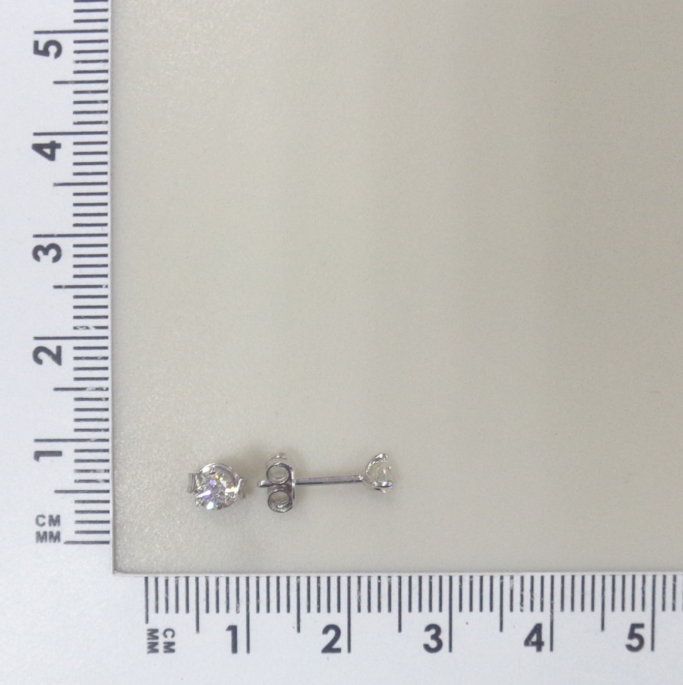 Серьги-пусеты из белого золота с бриллиантами